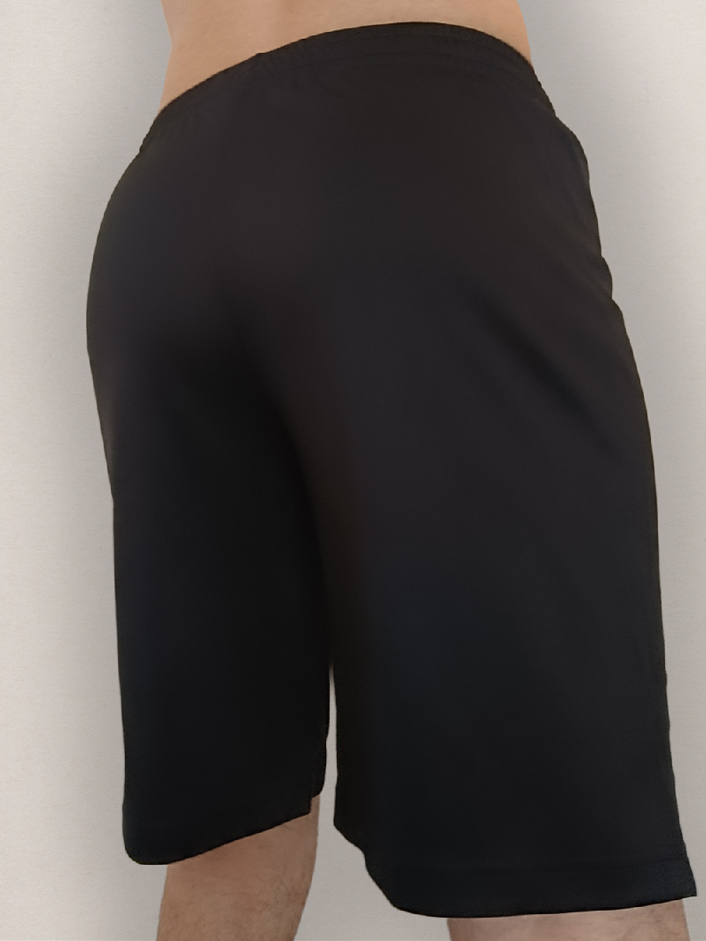 Femme portant un short technique BOLTAN pour le padel