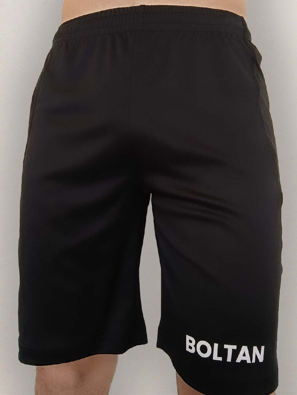 Homme portant un short technique BOLTAN pour le padel