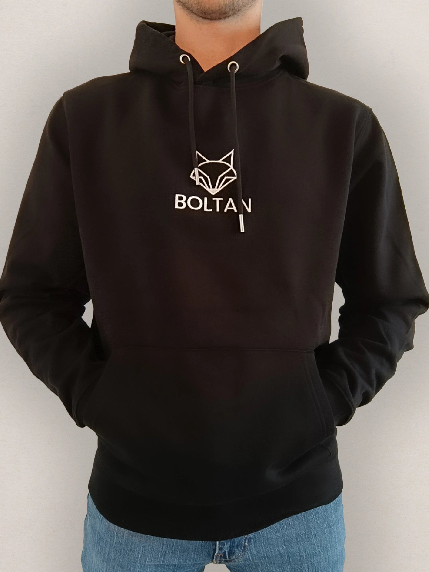 Homme portant un sweat à capuche BOLTAN padel brodé vue de face