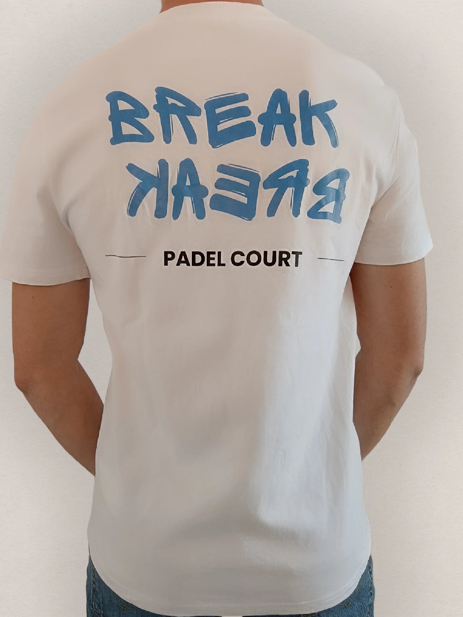 Femme portant un tee-shirt BOLTAN Break pour le padel vue arrière