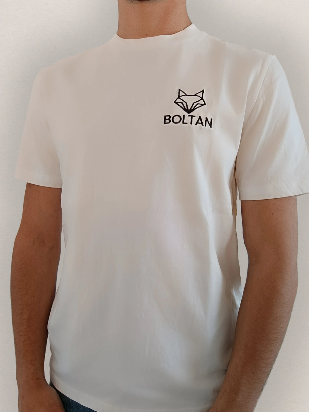 Femme portant un tee-shirt BOLTAN padel brodé blanc vue de face