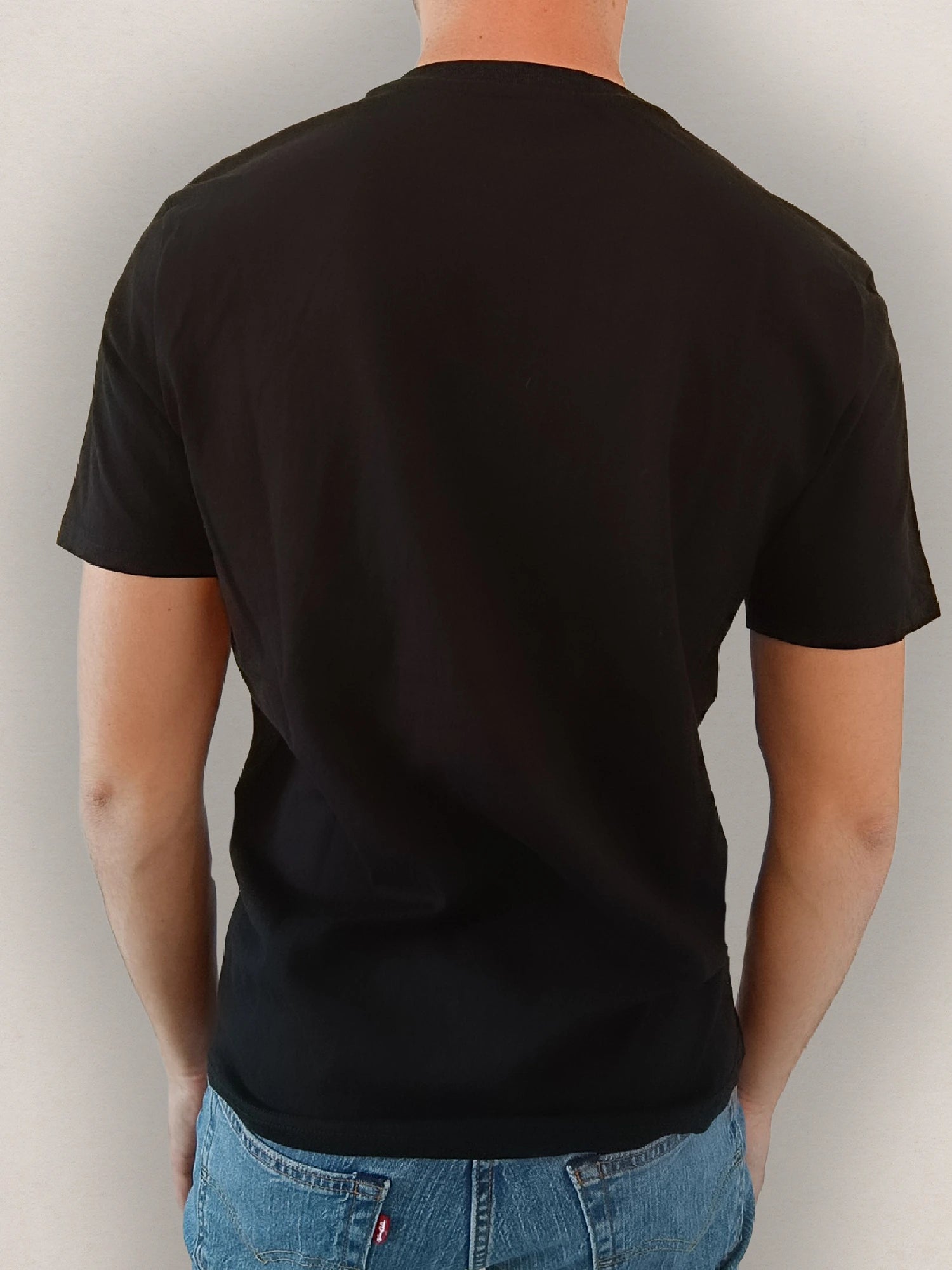 Homme portant un tee-shirt BOLTAN padel brodé noir vue de dos