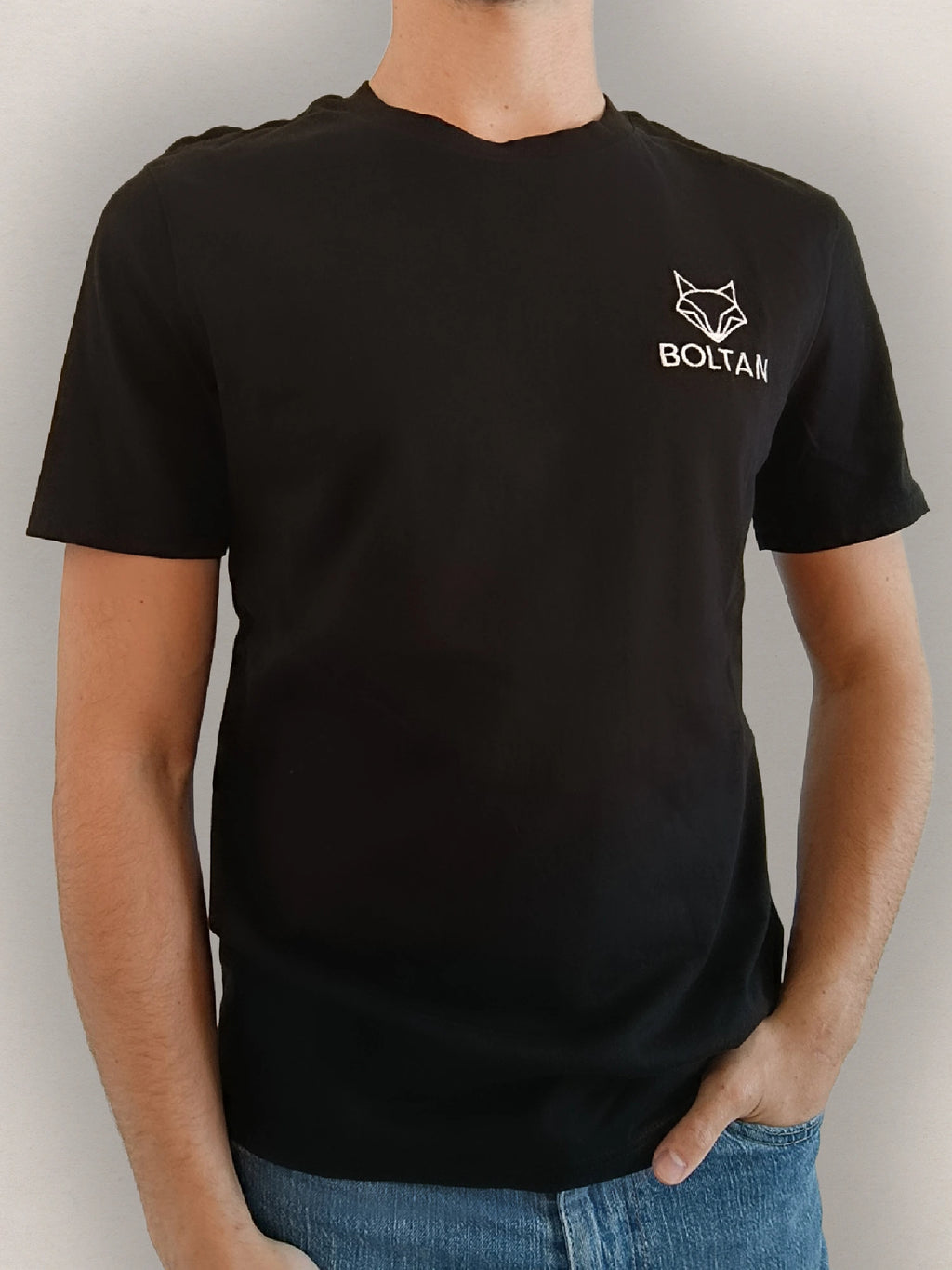 Homme portant un tee-shirt BOLTAN padel brodé noir vue de face