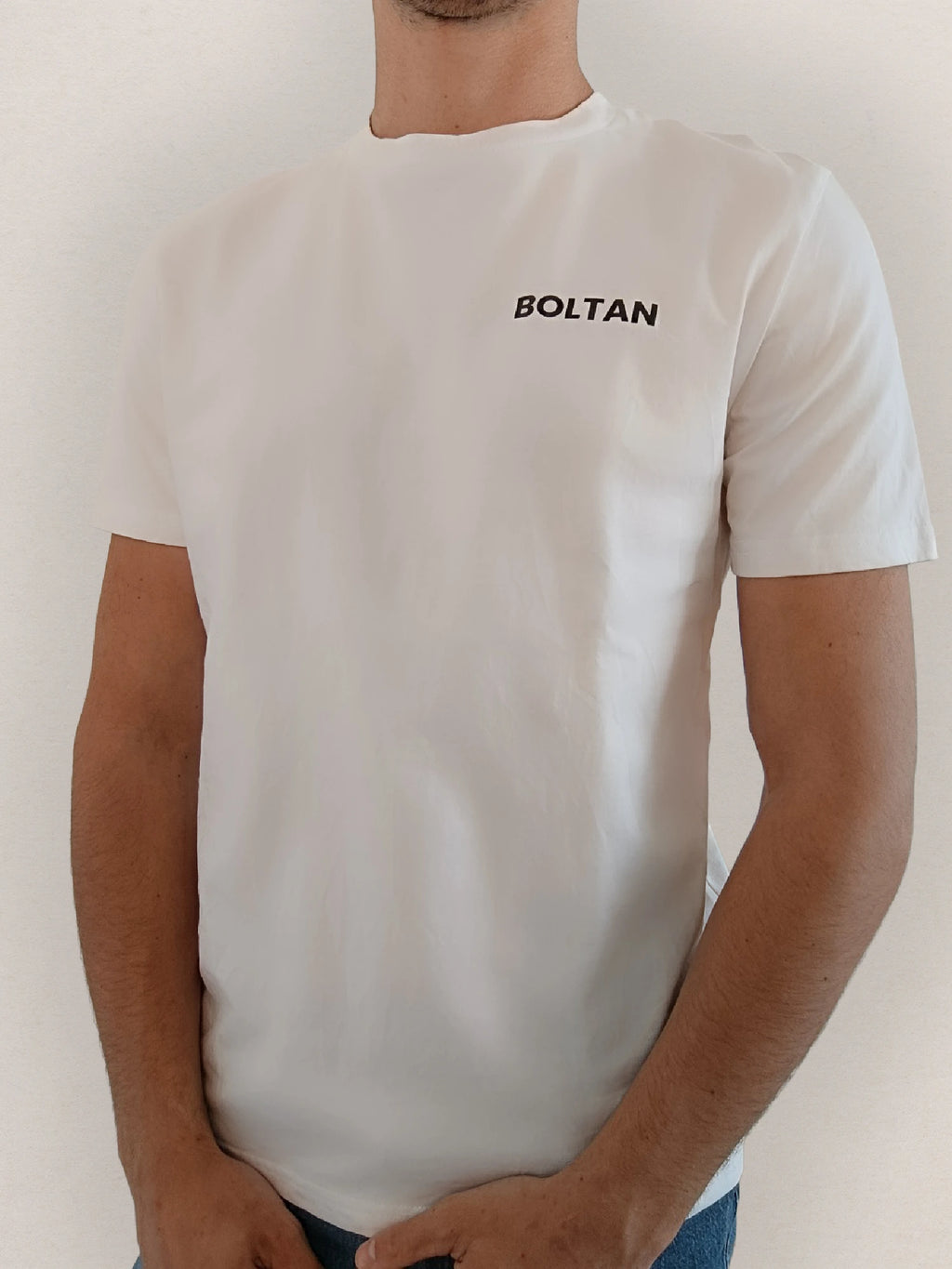 Femme portant un tee-shirt BOLTAN Break pour le padel vue de face
