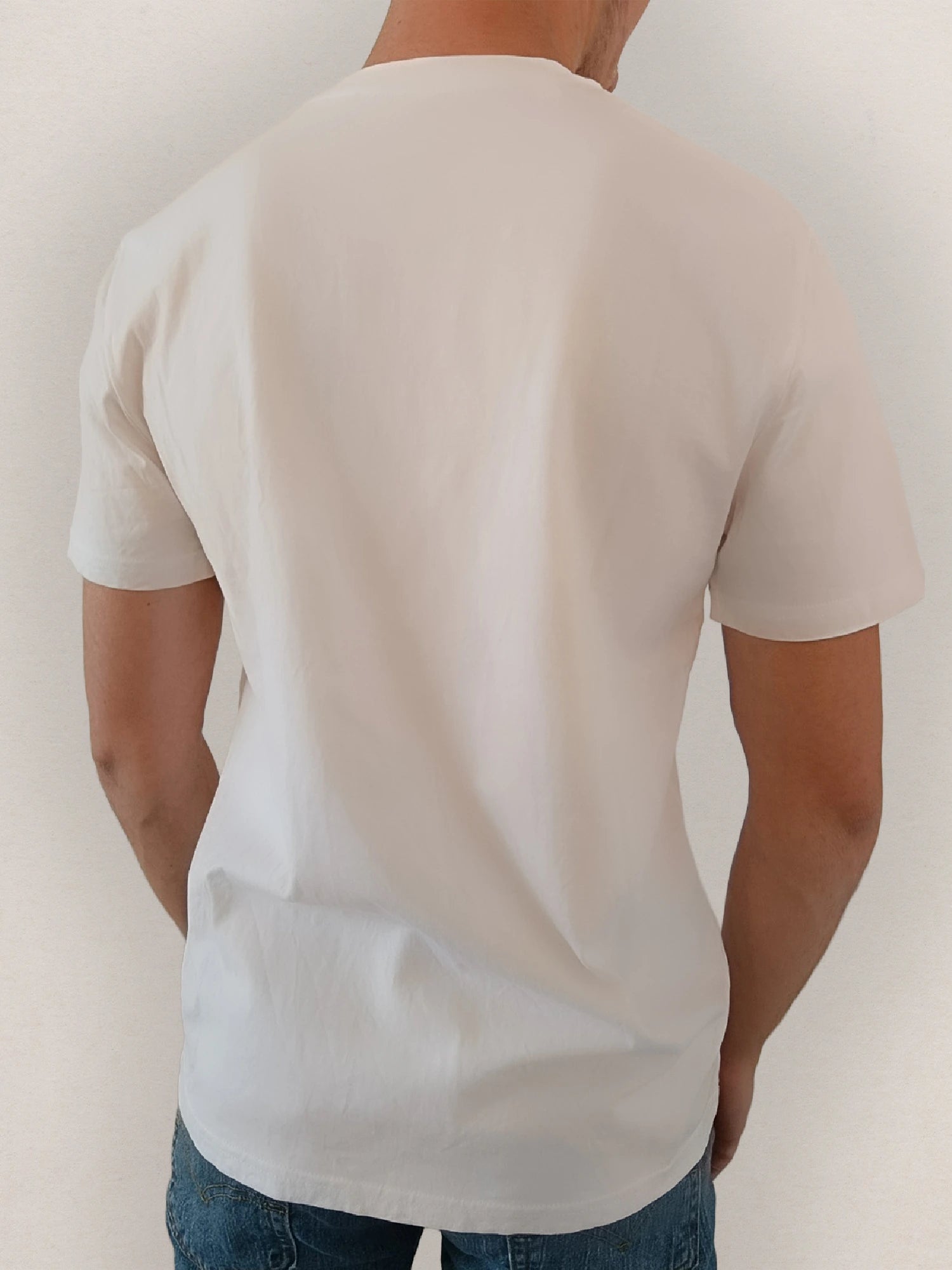 Femme portant un tee-shirt BOLTAN padel brodé blanc vue de dos