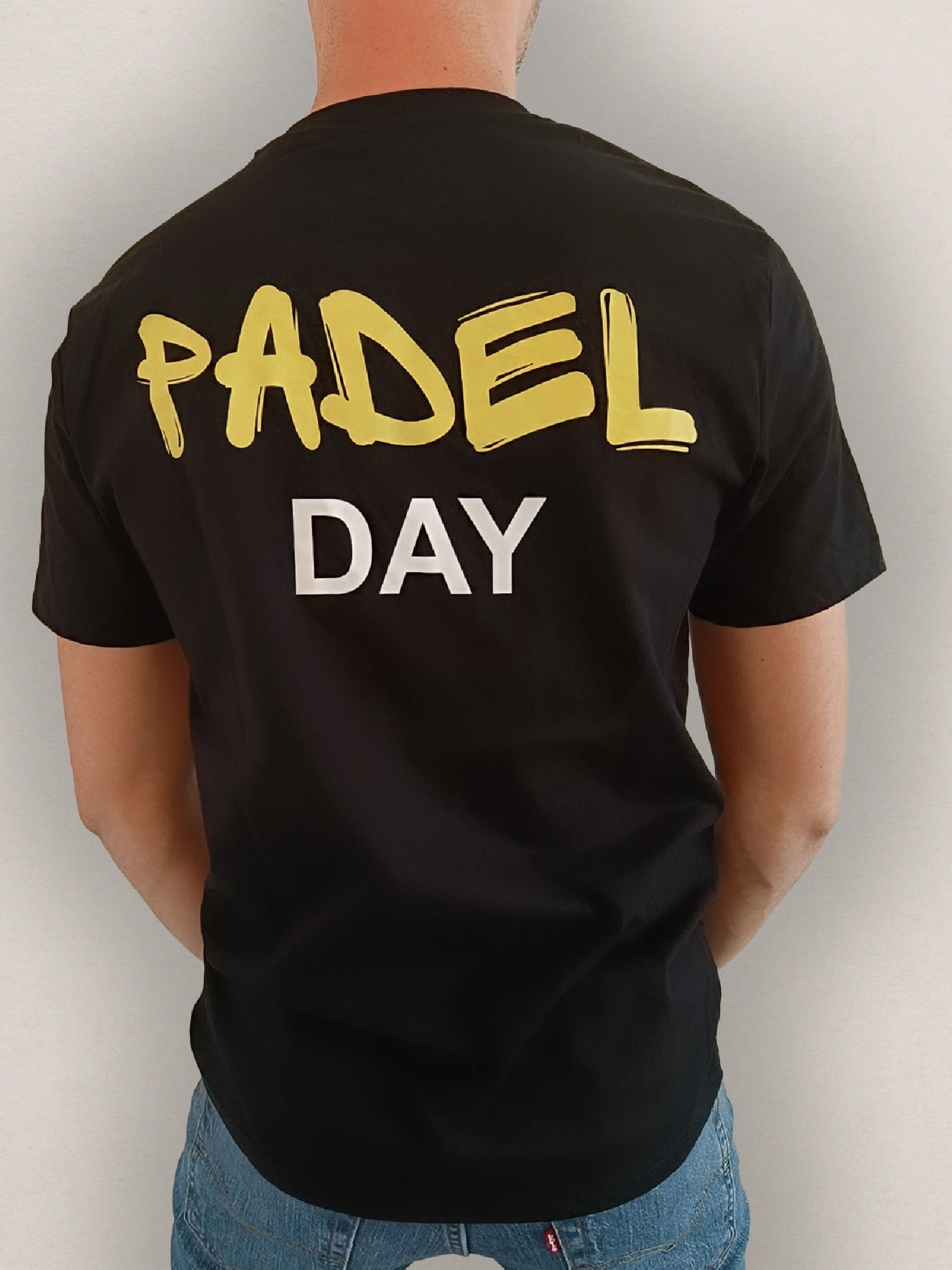 Homme portant un tee-shirt BOLTAN Padel Day vue arrière