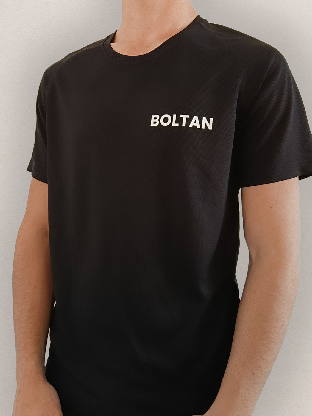 Homme portant un tee-shirt technique noir BOLTAN pour le padel vue de dos