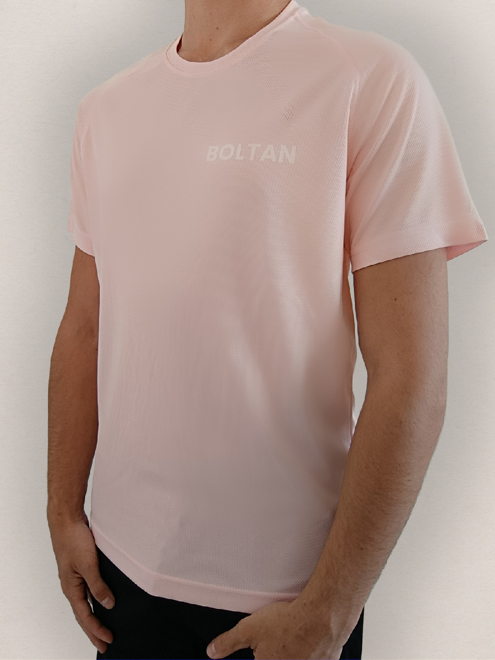 Femme portant un tee-shirt technique rose BOLTAN pour le padel vue de face