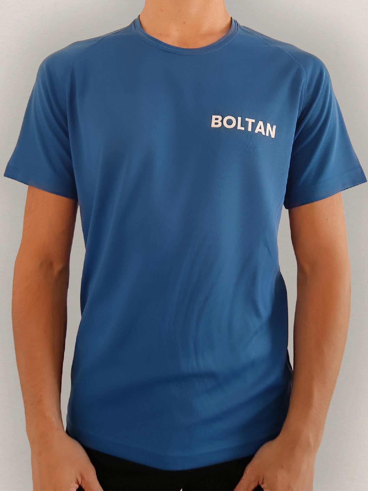 Homme portant un tee-shirt technique bleu BOLTAN pour le padel vue de face
